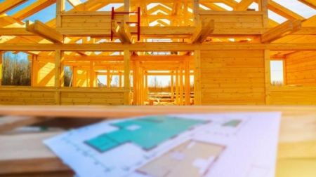 Carport en bois : avantages et conseils pour bien choisir